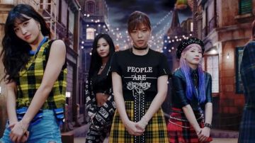 Check cut-out Crop Top worn by TZUYU in the music video TWICE "YES or YES" M/V