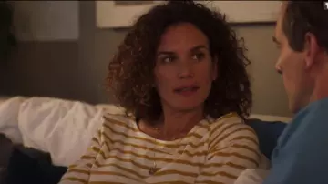 The top yellow stripes of Sofia (Barbara Cabrita) in H24 (S01E01)