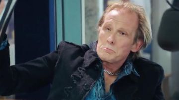 Chaqueta de jeans azul marino de Billy Mack (Bill Nighy) en Love Actually