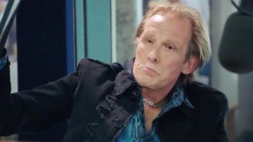 Collar de malla plateada de Billy Mack (Bill Nighy) en Love Actually