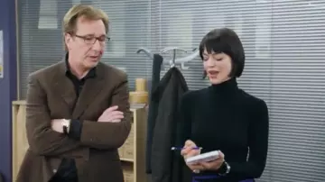 Dress mi-long black collar from Mia (Heike Makatsch) in Love Actually