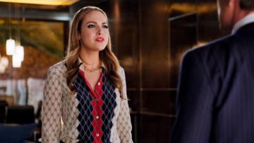 The blouse checkered worn by Fallon Carrington (Elizabeth Gillies) in the series Dynasty, Season 1 Episode 20)