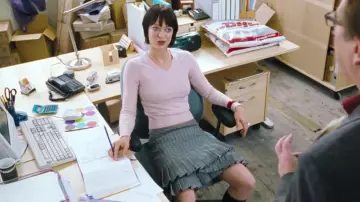Top pink long sleeve Mia (Heike Makatsch) in Love Actually