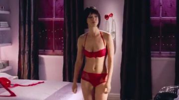 Supports throat red lace Mia (Heike Makatsch) in Love Actually