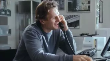 T-shirt dark grey a long sleeve of Daniel (Liam Neeson) in Love Actually