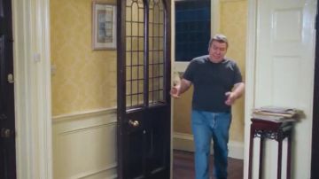 Camiseta azul de Joe (Gregor Fisher) en Love Actually