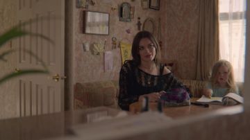 Fishnet / Open Knit Off the shoulder Jumper usado por Maeve Wiley (Emma Mackey) en Sex Education (S02E06)