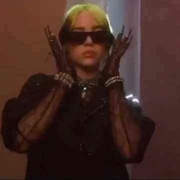 Collier de Billie Eilish sur l'Instagram account @billieeilish