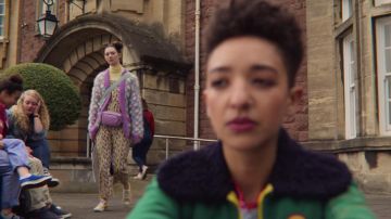 Imprimé le port de la combinaison portée par Lily Iglehart (Tanya Reynolds) comme on le voit dans l'Éducation Sexuelle (saison 2, épisode 4)