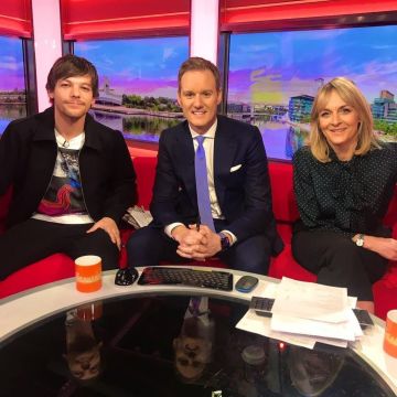 Dries Van Noten Camiseta de algodón usada por Louis Tomlinson BBC Desayuno 3 de febrero de 2020