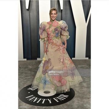 The jerry sandal Tex­tured Metal­lic Leather Gold of Lili Reinhart on the Instagram account @lilireinhart February 10, 2020