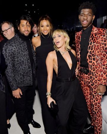 Tom ford Satin Evening Clutch Bag de Miley Cyrus en la cuenta de Instagram @mileycyrus 9 de febrero de 2020