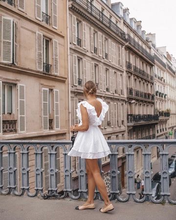 Wrap Dress White de Justine en la cuenta de Instagram @itsjustinesjournal