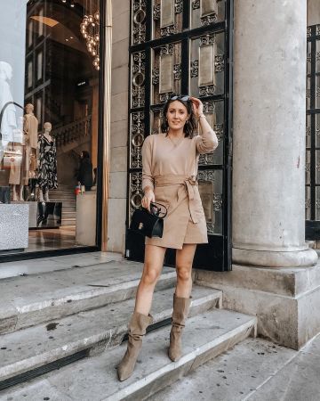 Falda de sarga envolvente de Justine en la cuenta de Instagram @itsjustinesjournal