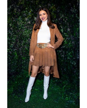 Alice + Olivia Emilie Suede Mini Jupe portée par Victoria Justice Alice + Olivia défilé de Mode le 10 février 2020