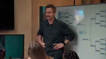 Noir Apple Watch porté par David (David Hornsby) dans la Mythique de la Quête: Raven Banquet (S01E03)