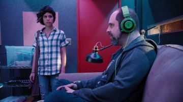 Razer Kraken Casque de Jeu dans le vert utilisé par Lou (Craig Mazin) dans la Mythique de la Quête: Raven Banquet (S01E06)