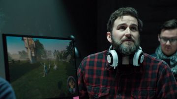 Razer Kraken Casque de Jeu en Blanc comme on le voit dans la Mythique de la Quête: Raven Banquet (S01E06)