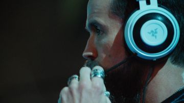 Razer Kraken Jeu de Casque porté par Ian (Rob McElhenney) dans la Mythique de la Quête: Raven Banquet (S01E07)