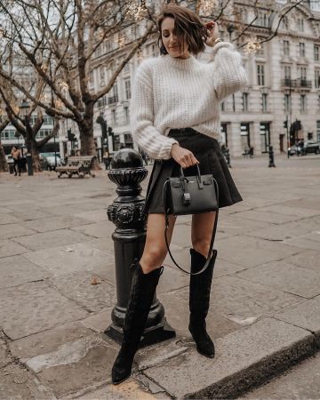 Falda plisada negra de Justine en la cuenta de Instagram @itsjustinesjournal