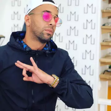 Les lunettes de soleil aviator or aux verres roses portées par Naps sur le compte Ins­ta­gram de @Team­nap­sof­fi­ciel