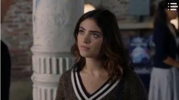 Moon & Star Neck­lace worn by Olive Stone (Luna Blaise) in Manifest Season 2 Episode 6