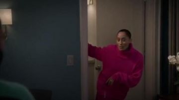 Rose Pull à col Roulé porté par arc-en-ciel Johnson (Tracee Ellis Ross), en black-ish Saison 6 Épisode 15