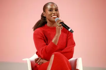 Rouge en Tricot Robe Pull porté par Issa Rae sur l'Instagram account @essence