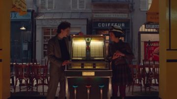 Chaqueta de cuero marrón de Juliette (Lyna Khoudri) en The French Dispatch of the Liberty, Kansas Evening Sun