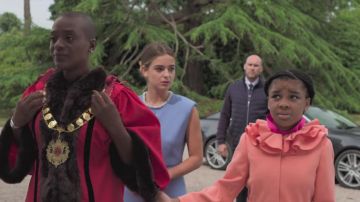 Bleu Robe de Mia (Céline Buckens) en champ Libre (S03E04)