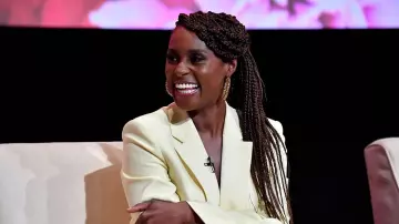 Traje Blazer amarillo usado por Issa Rae en la cuenta de Instagram @aksmmedia