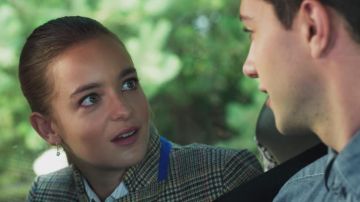 Plaid Blazer de Mia (Céline Buckens) en champ Libre (S02E09)