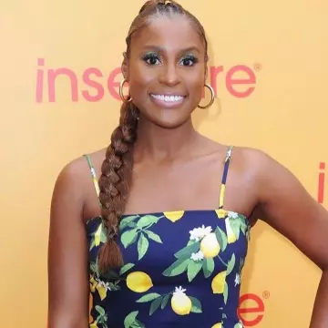 Camiseta sin mangas Blue Flower Print usada por Issa Rae en la cuenta de Instagram @creativecypher