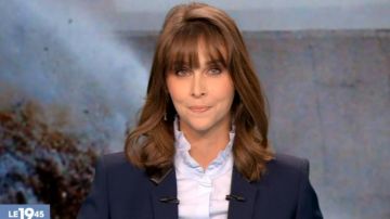 La camiseta azul Figaret de Ophélie Meunier en Le 19:45 de M6 del 10 02 2020