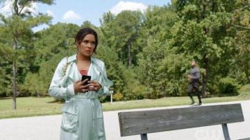 Abrigo de seda verde pálido de Cristal Carrington (Daniella Alonso) en dinastía (S03E06)