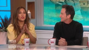 Staud Yellow Asymmetric Ruched Dress usado por Carrie Ann Inaba en The Talk febrero 11, 2020