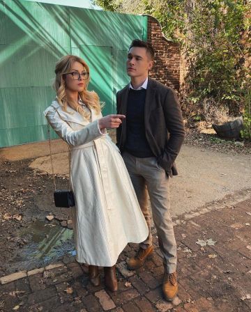 Gabardina blanca de Elizabeth Gillies en la cuenta de Instagram @lizgillz