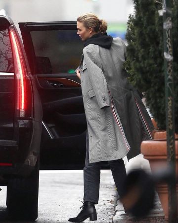 J Brand Elsa Hosk Sunday Mid Rise Straight Leg Jeans usados por Karlie Kloss Ciudad de Nueva York 11 de febrero de 2020