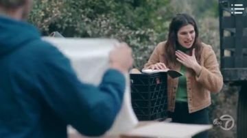 Tan Veste de Fourrure porté par Rio (Lake Bell) dans Bénisse Ce Gâchis Saison 2 Épisode 12