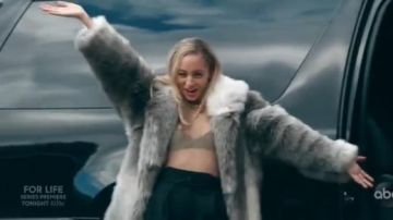 Faux Manteau de Fourrure porté par Sierra (Nicole Richie) dans Bénisse Ce Gâchis Saison 2 Épisode 12