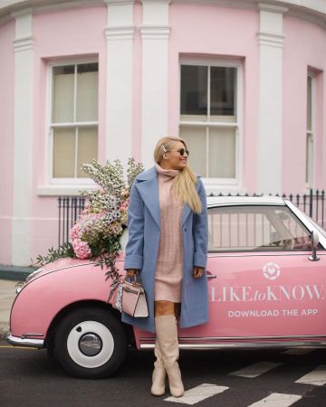 Abrigos azules de Louise O'Reilly en la cuenta de Instagram @stylemecurvy