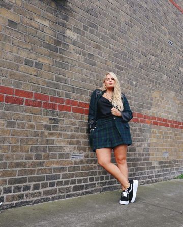 Shorts de cintura alta de Louise O'Reilly en la cuenta de Instagram @stylemecurvy