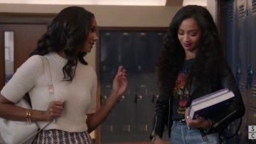 Suéter blanco de manga corta recortado usado por Layla Keating (Greta Onieogou) en All American Temporada 2 Episodio 12