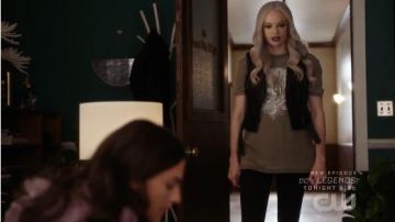 Camiseta caqui usada por Caitlin Snow (Danielle Panabaker) en The Flash Temporada 6 Episodio 11