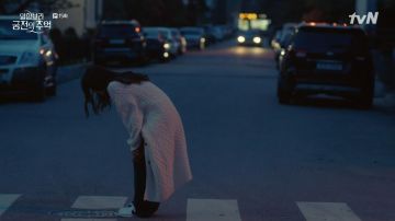 Nike White Sneak­ers worn by Jung Hee Joo (Park Shin-hye) in Memories of the Alhambra Episode 15