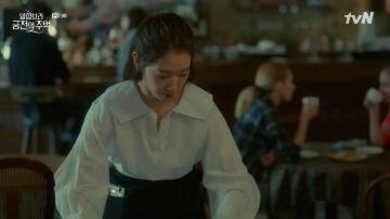 White Blouse worn by Jung Hee Joo (Park Shin-hye) in Memories of the Alhambra Episode 13