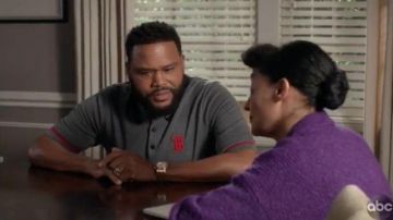 Gris foncé Polo Tee porté par Andre "Dre' Johnson (Anthony Anderson), en black-ish Saison 6 Épisode 15