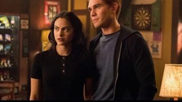 Le polo col dentelle de Veronica Lodge (Camila Mendes) dans Riverdale (S04E13)