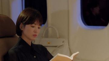 Bolso de hombro blanco usado por Cha so-hyun (Song Hye-kyo) en Encounter Episodio 1