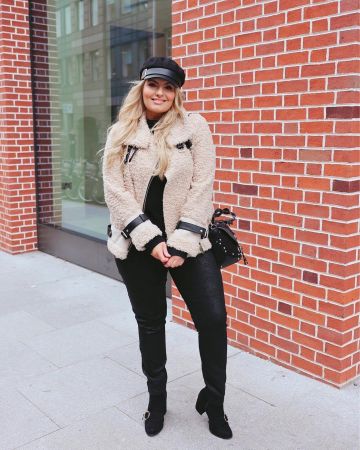 Good American Leather Jeans of Louise O'Reilly on the Instagram account @stylemecurvy